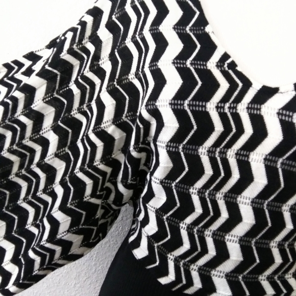 Rampage crochet semi sheer zigzag batwing sleeve top Size Medium - Picture 6 of 13
